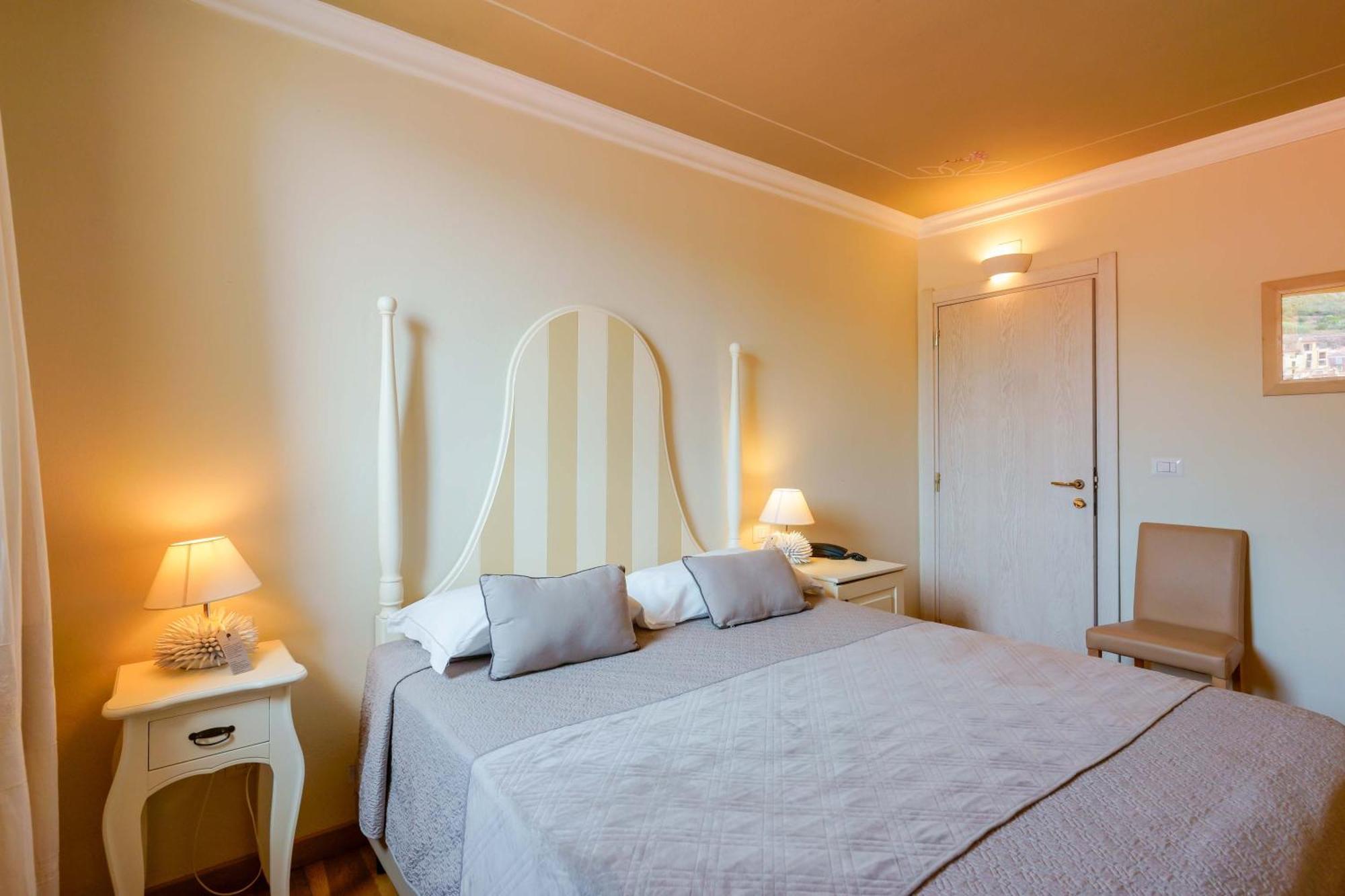 Palazzo Pischedda Hotel Bosa Quarto foto